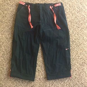 Nike capris lightweight fabric with pockets